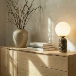 Lámpara de mesa Lindby Lennes x Eva Söllner, marrón, mármol, Ø20 cm