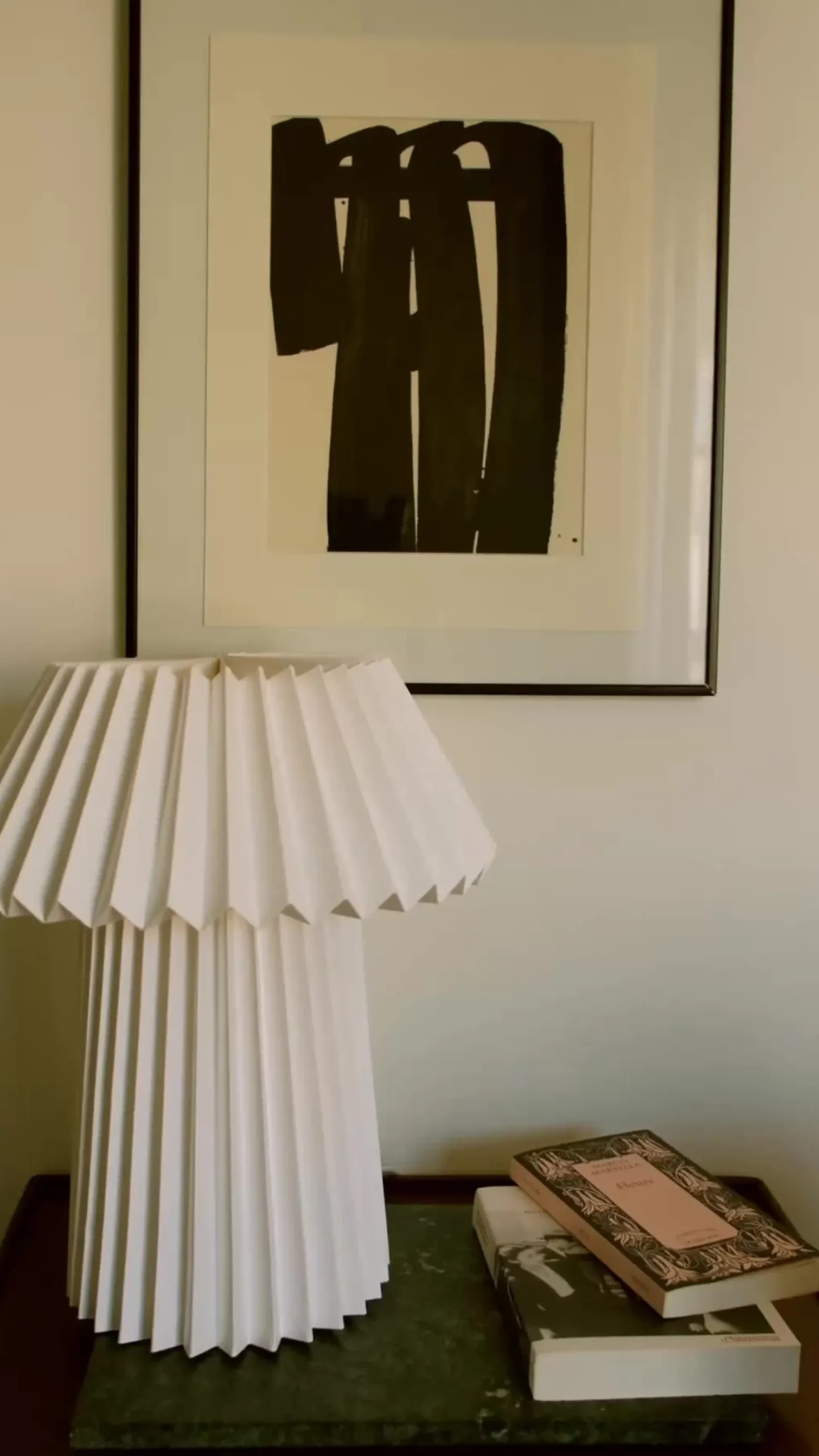 Lámpara de mesa Lindby Magali, blanca, papel, Ø 34 cm, E14