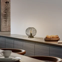 Lámpara de mesa Lindby Maivi, negra, 25 cm, hierro, jaula