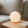 Lámpara de mesa Lindby Marike, blanca, cristal, globo, Ø 25 cm, E27