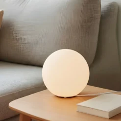 Lámpara de mesa Lindby Marike, blanca, cristal, globo, Ø 25 cm, E27