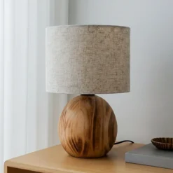 Lámpara de mesa Lindby Mayumi, altura 31 cm, madera, textil