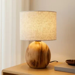 Lámpara de mesa Lindby Mayumi, altura 31 cm, madera, textil