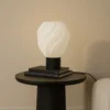 Lámpara de mesa Lindby Nuvia, altura 39,1 cm, blanca, impresión 3D