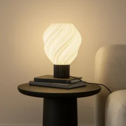 Lámpara de mesa Lindby Nuvia, altura 39,1 cm, blanca, impresión 3D