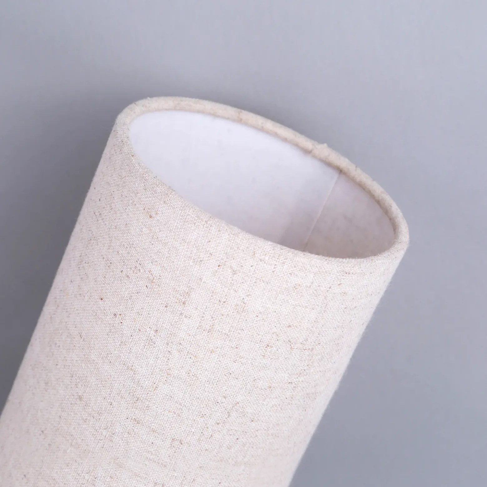 Lámpara de mesa Lindby Ronja, altura 26 cm, color crema, textil