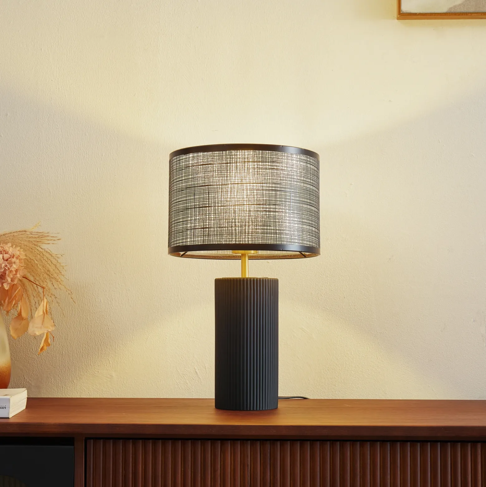 Lámpara de mesa Lindby Sorscha, negra, hierro, Ø 26 cm