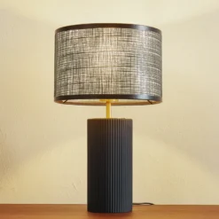 Lámpara de mesa Lindby Sorscha, negra, hierro, Ø 26 cm