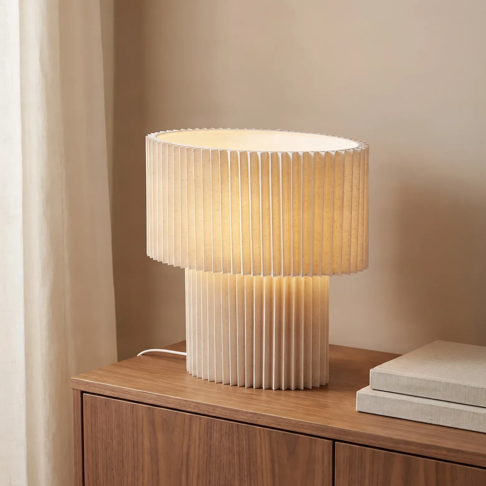 Lámpara de mesa Lindby Tazia, natural/blanca, lino, altura 38 cm