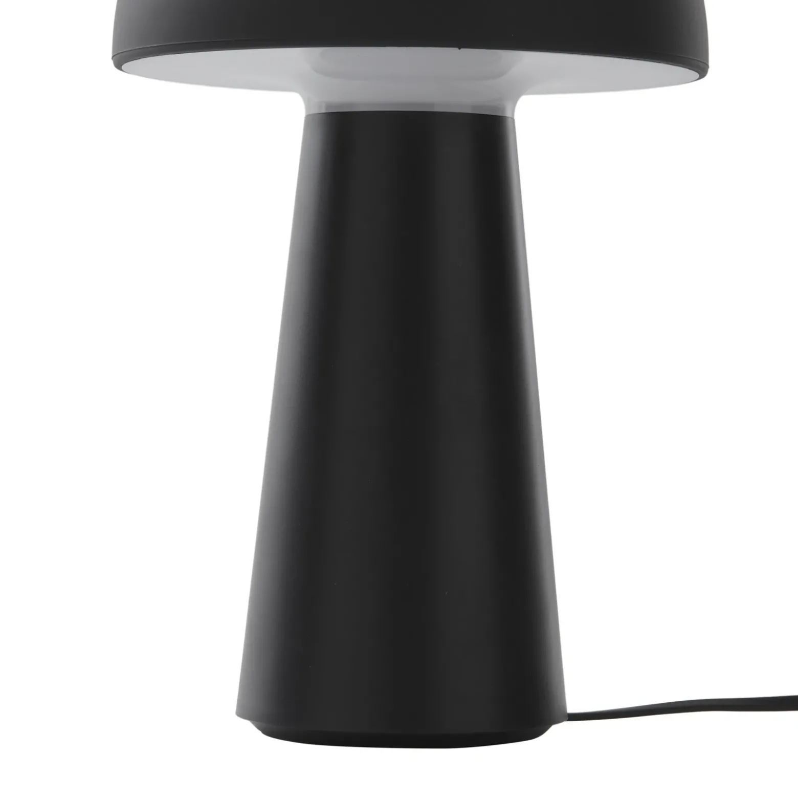 Lámpara de mesa Lindby Zyre LED recargable, negra, IP44, regulador táctil