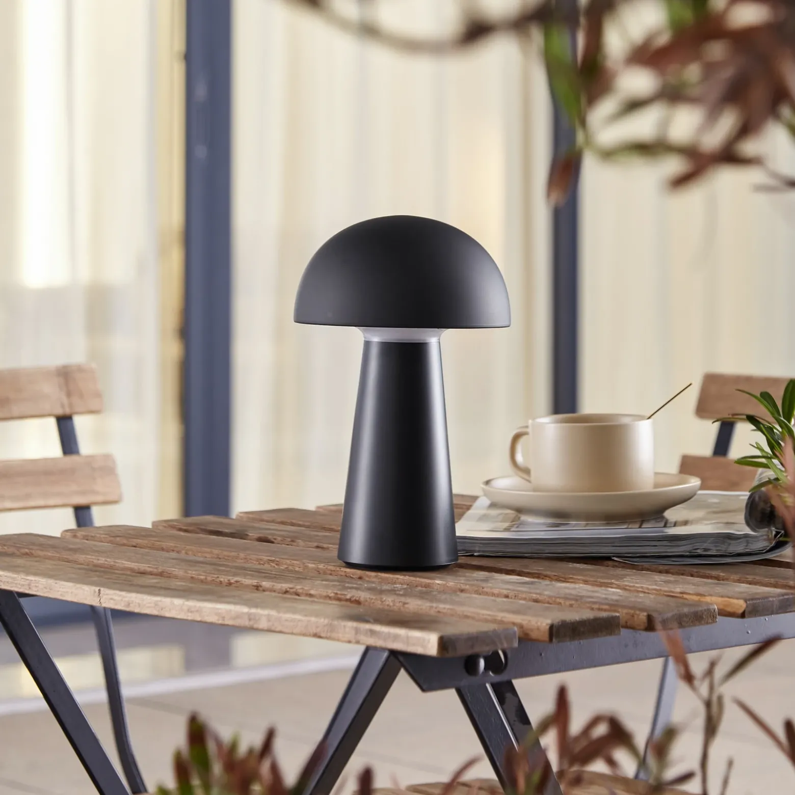 Lámpara de mesa Lindby Zyre LED recargable, negra, IP44, regulador táctil