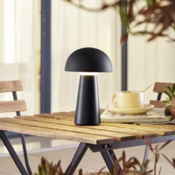 Lámpara de mesa Lindby Zyre LED recargable, negra, IP44, regulador táctil