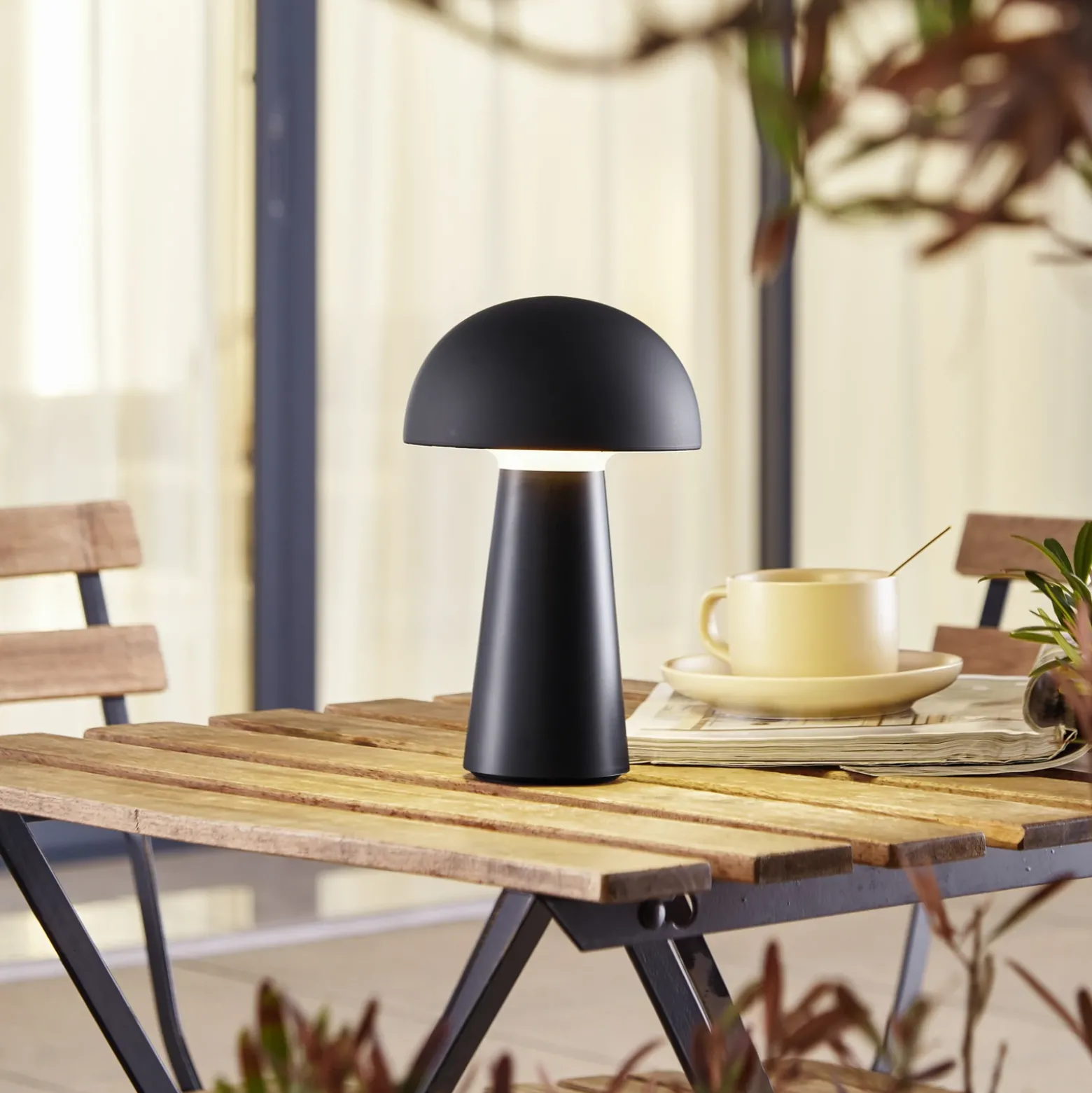 Lámpara de mesa Lindby Zyre LED recargable, negra, IP44, regulador táctil