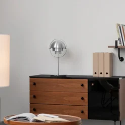 Lámpara de mesa Lite de Gubi, altura 50 cm, cromo/cromo