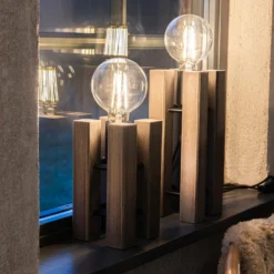 Lámpara de mesa Lodge, altura 28 cm, marrón, madera