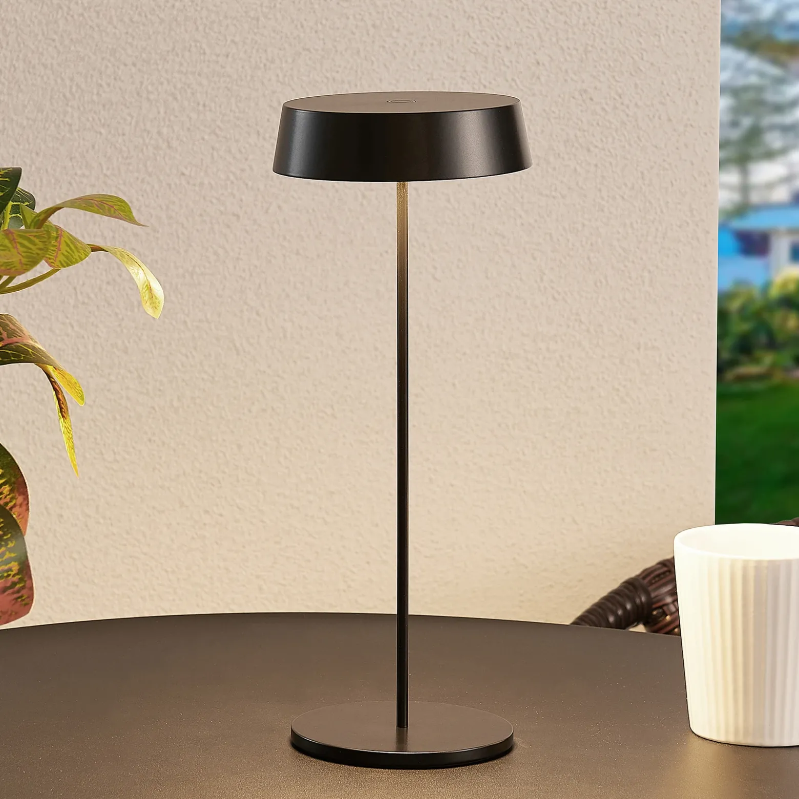 Lámpara de mesa Lucande LED recargable Tibia, negra, aluminio, USB, IP54