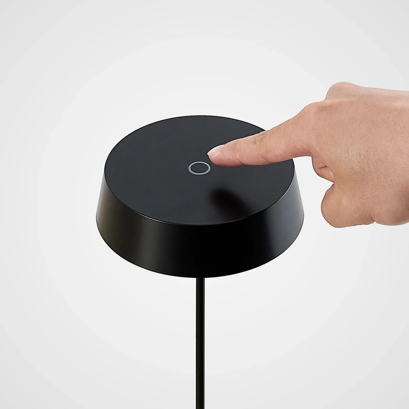 Lámpara de mesa Lucande LED recargable Tibia, negra, aluminio, USB, IP54