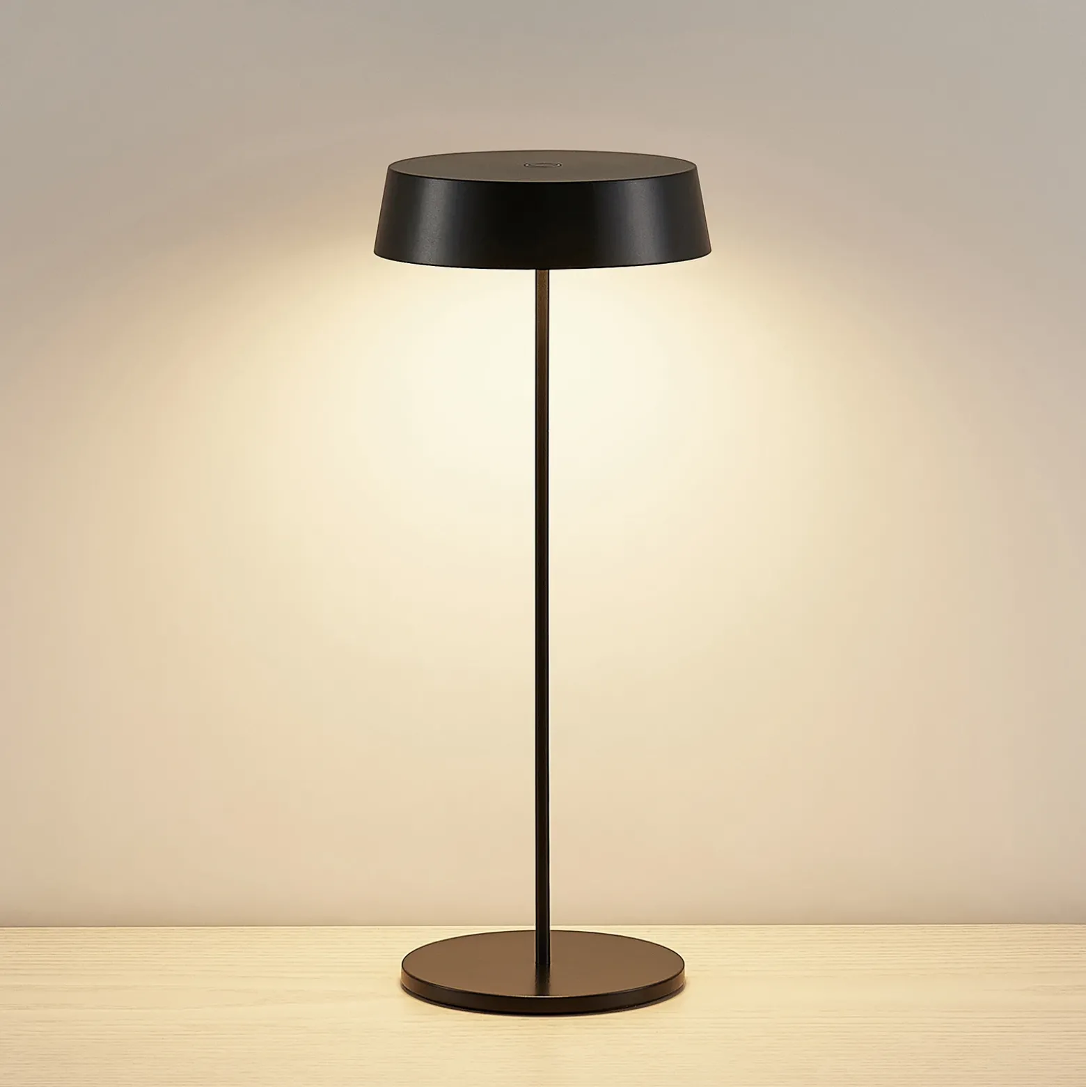 Lámpara de mesa Lucande LED recargable Tibia, negra, aluminio, USB, IP54