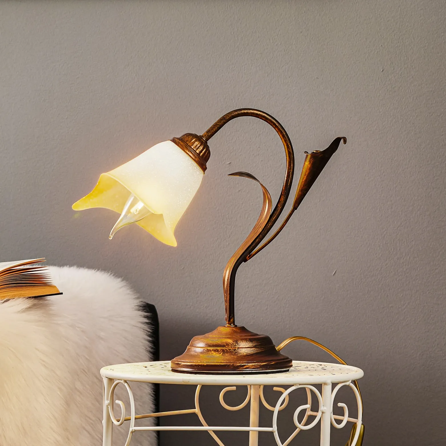 Lámpara de mesa Lucrezia en bronce con pantalla floral