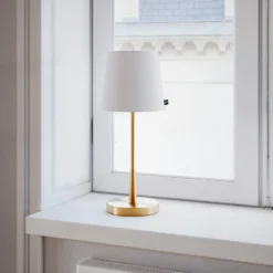 Lámpara de mesa Lumi de By Rydens, 49 cm, dorada/blanca, textil