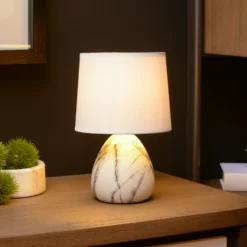 Lámpara de mesa Marmo con pie de cerámica, blanco