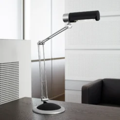 Lámpara de mesa MAULoffice, negro/plateado, altura 56 cm, metal