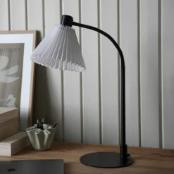 Lámpara de mesa Mira, blanco/negro, hierro/tejido, altura 59 cm