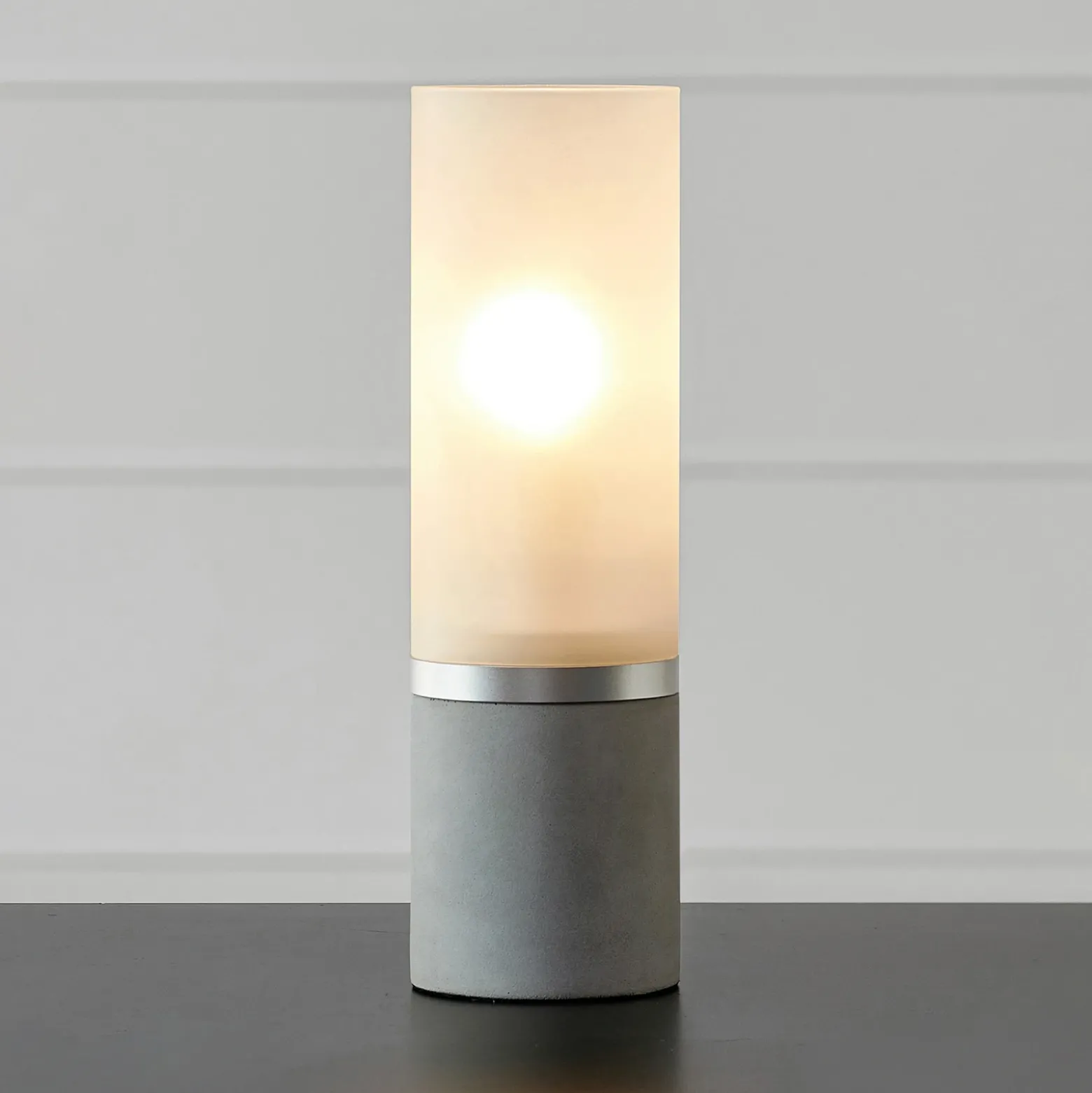 Lámpara de mesa Molo, base de hormigón vidrio esmerilado altura 30cm