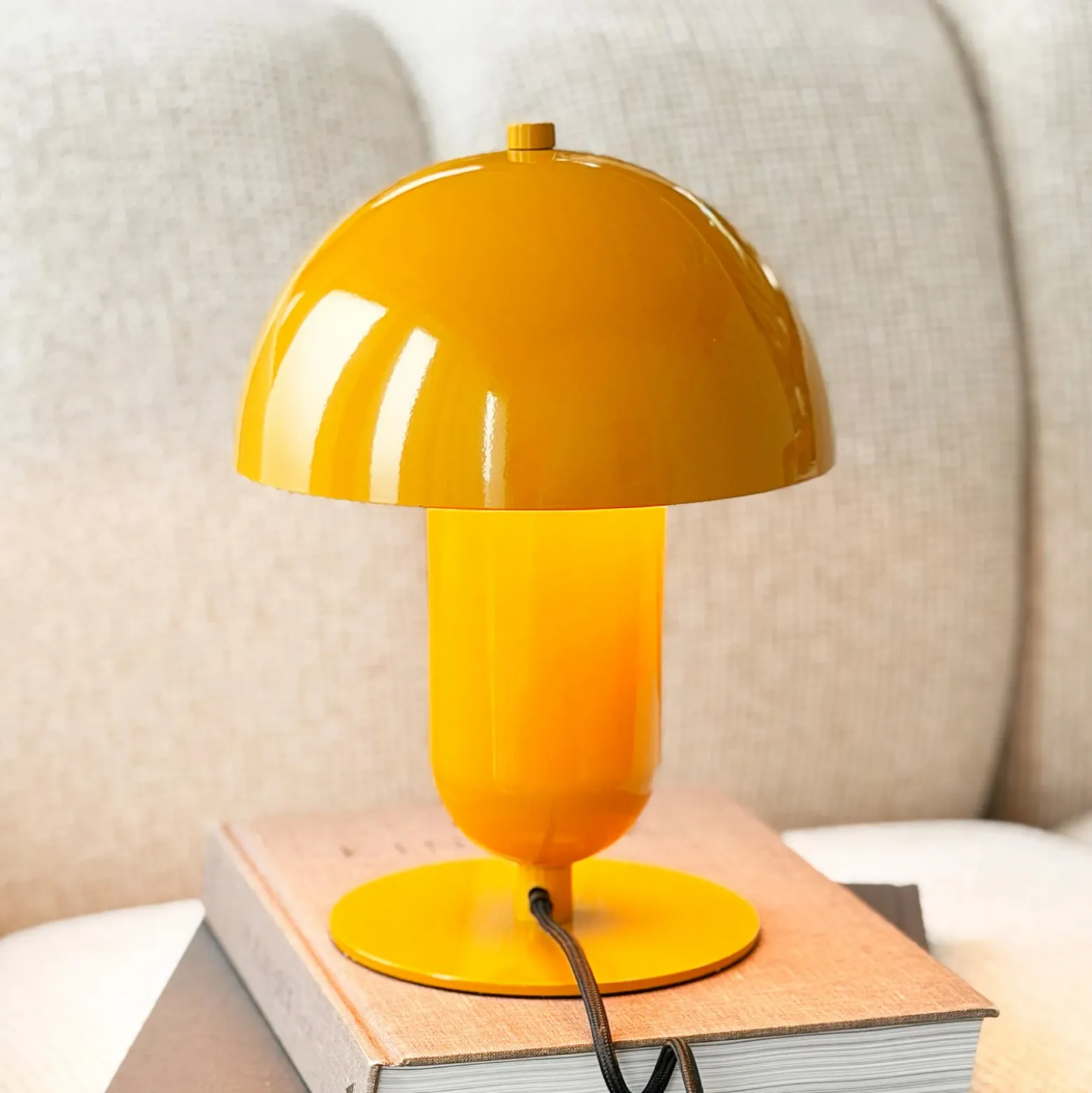 Lámpara de mesa «Movie» de Dyberg Larsen, amarillo curry, metal, E27