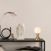Lámpara de mesa Moya con pantalla de vidrio, oro