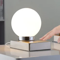 Lámpara de mesa Naomi con esfera de vidrio