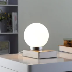 Lámpara de mesa Naomi con esfera de vidrio