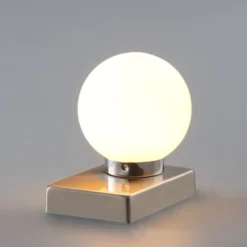 Lámpara de mesa Naomi con esfera de vidrio