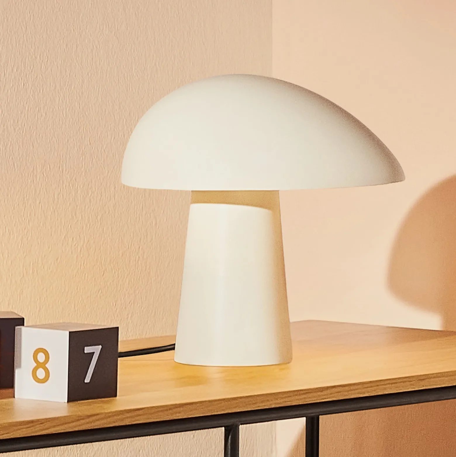Lámpara de mesa Night Owl de FRITZ HANSEN, blanco ahumado