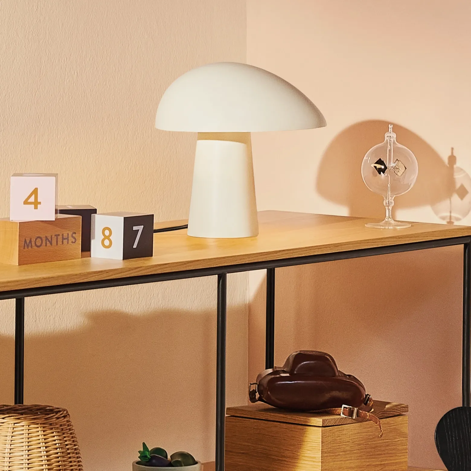 Lámpara de mesa Night Owl de FRITZ HANSEN, blanco ahumado