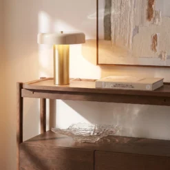 Lámpara de mesa Nola Dionne, latón/beige, 33 cm, metal, E14