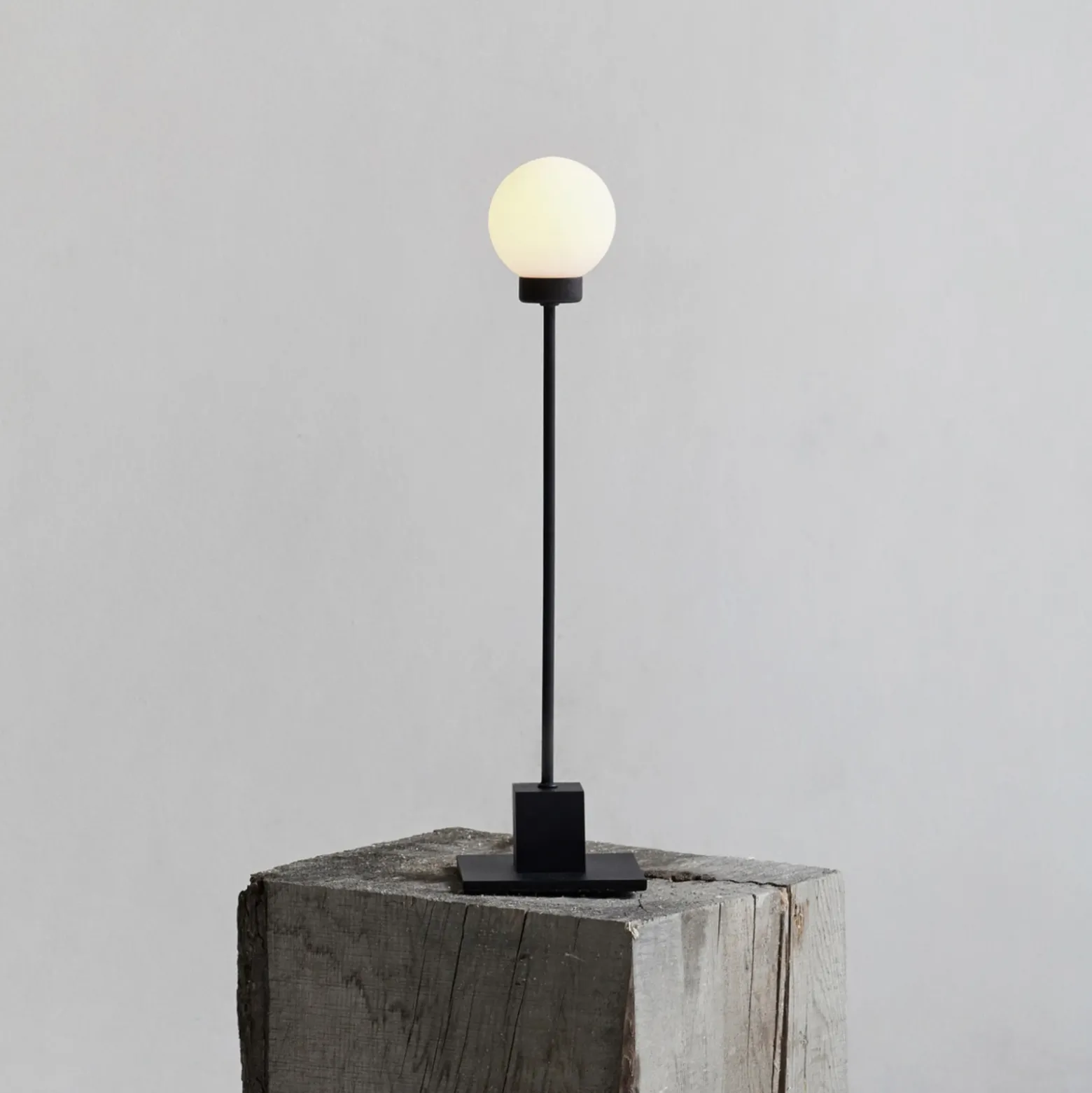 Lámpara de mesa Northern Snowball, negra