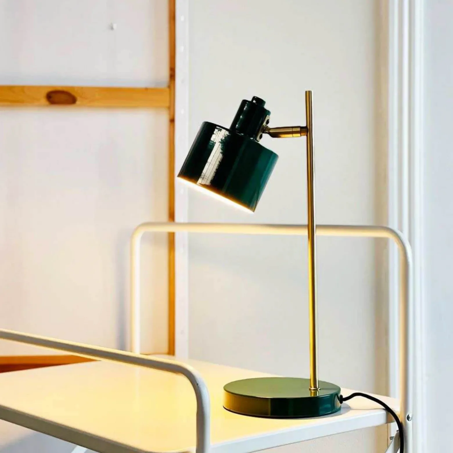 Lámpara de mesa Ocean de Dyberg Larsen, verde oscuro/latón, 43 cm