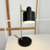 Lámpara de mesa Ocean de Dyberg Larsen, negra/latón, 43 cm