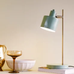 Lámpara de mesa Ocean de Dyberg Larsen, color oliva/latón, altura 43 cm