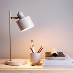 Lámpara de mesa Ocean de Dyberg Larsen, beige/latón, altura 43 cm