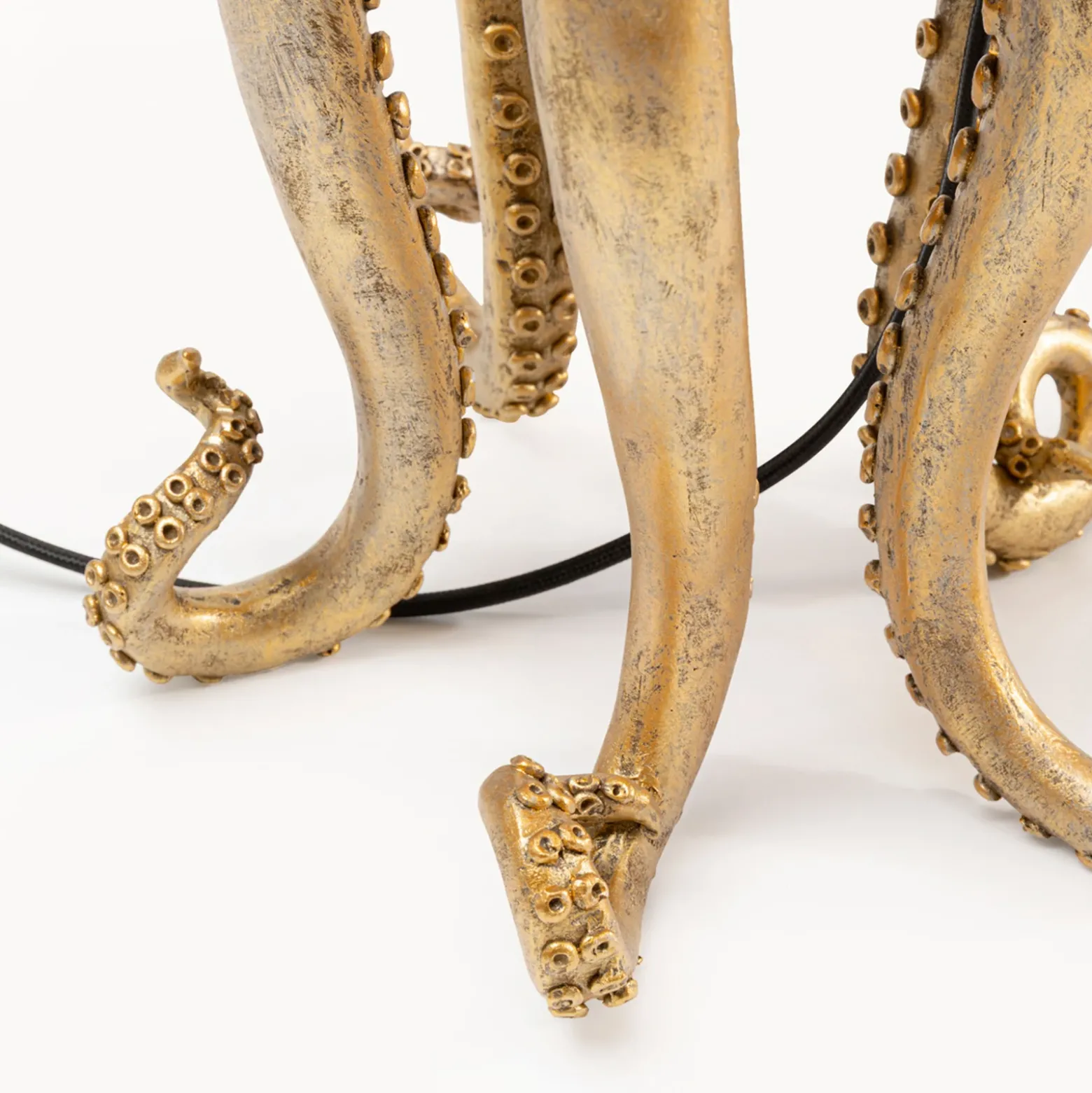 Lámpara de mesa Octopus de KARE, dorada, de tela, altura 47 cm