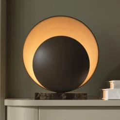 Lámpara de mesa ORBIT de Globen Lighting, marrón, altura 32 cm, base de mármol