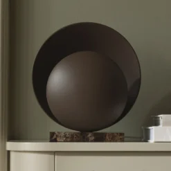 Lámpara de mesa ORBIT de Globen Lighting, marrón, altura 32 cm, base de mármol