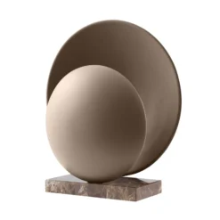 Lámpara de mesa ORBIT de Globen Lighting, marrón, altura 32 cm, base de mármol