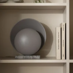 Lámpara de mesa ORBIT de Globen Lighting, gris, mármol, altura 32 cm