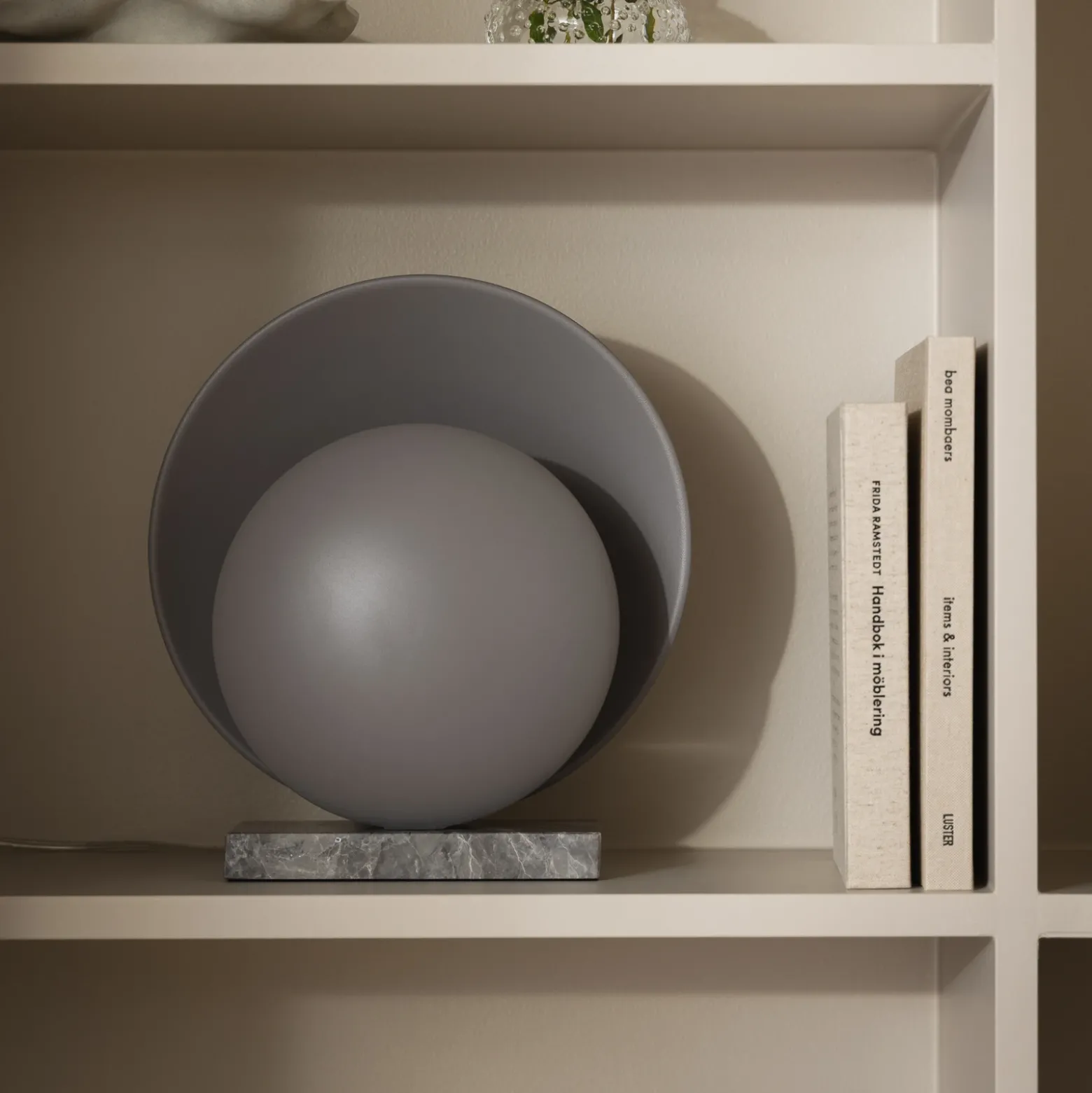 Lámpara de mesa ORBIT de Globen Lighting, gris, mármol, altura 32 cm
