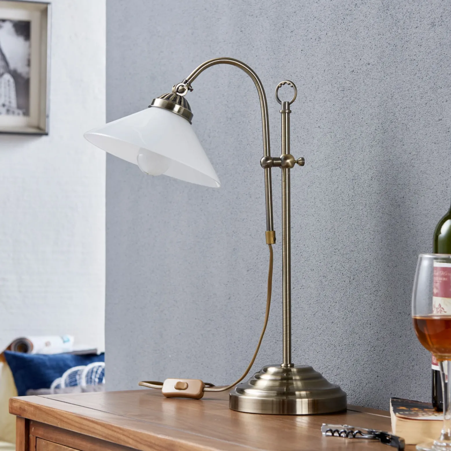 Lámpara de mesa Otis de Lindby, latón antiguo, cristal, 60 cm, E14