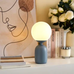 Lámpara de mesa Pauleen Glowing Charm, base de cerámica azul