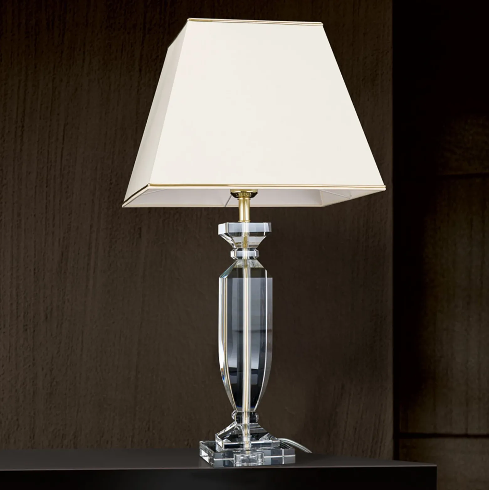 Lámpara de mesa Pokal con cristal oro/crema
